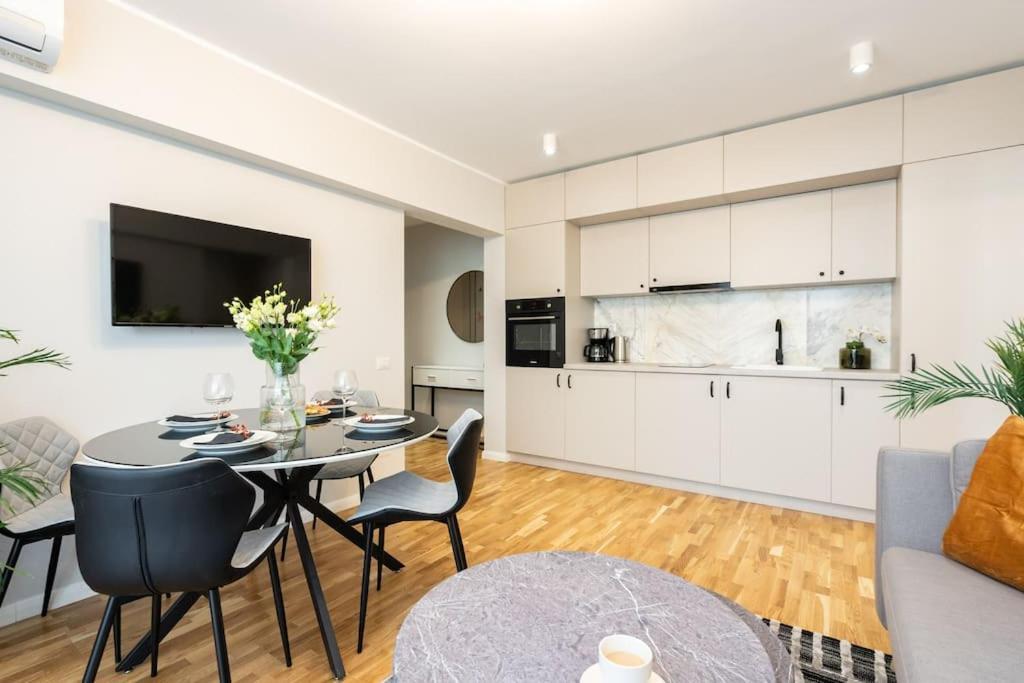 Sunny 2br Flat - Location - Stunning Views Apartament *
